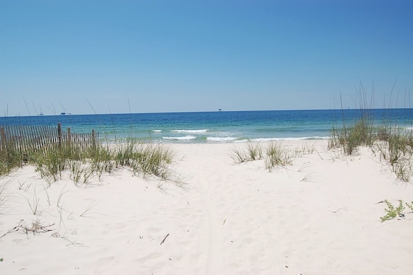 Na praia, areia branca