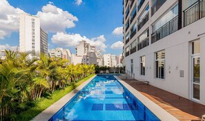 Una piscina al aire libre
