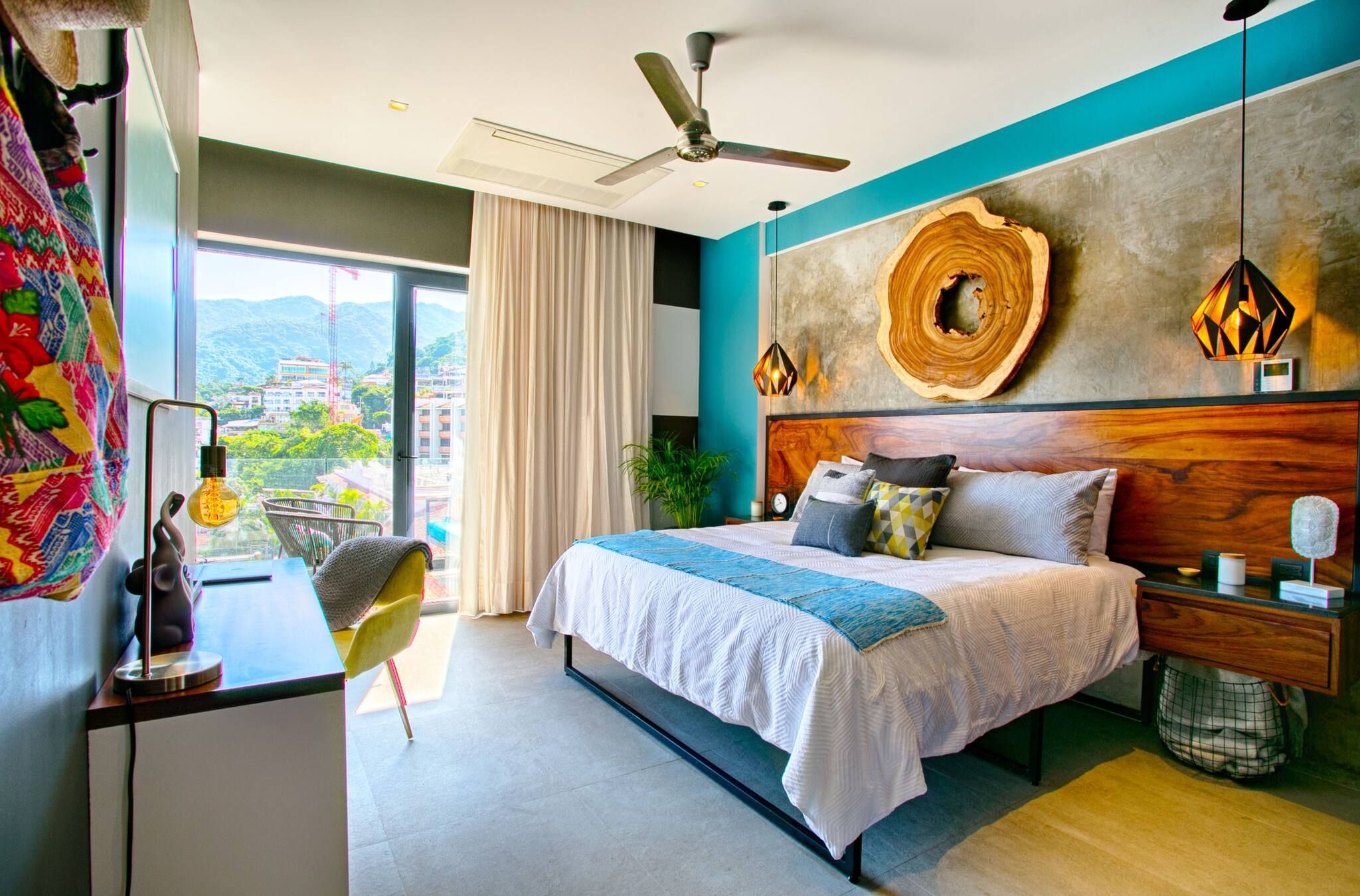Une chambre d’hôtel moderne avec un lit, une table de chevet et une vue sur la ville.