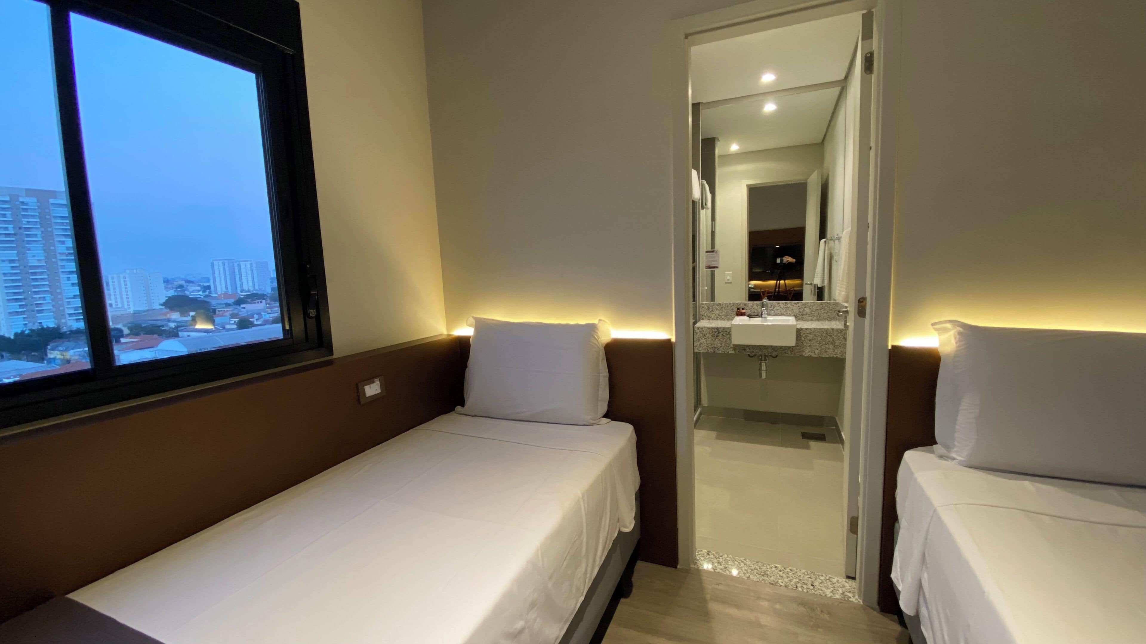 quarto duplo | 1 bedroom, pillow-top beds, laptop workspace, blackout curtains