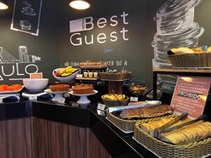 Un buffet proposant divers plats, une pancarte indiquant « Meilleur client » et un panneau d’interdiction.