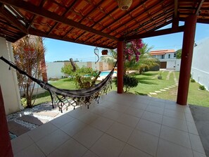 Terrace/patio - Beautiful 3 bedroom house with private pool in a gated community close to the beach (Jacuípe)