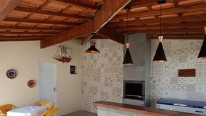 A kitchen with a tiled backsplash, a built-in oven, and a wooden ceiling. - Beautiful 3 bedroom house with private pool in a gated community close to the beach   (Jacuípe)
