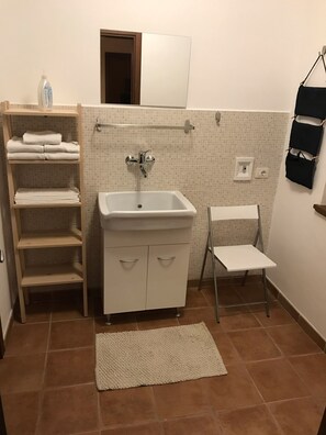 Secador de pelo, toallas, jabón, shampoo