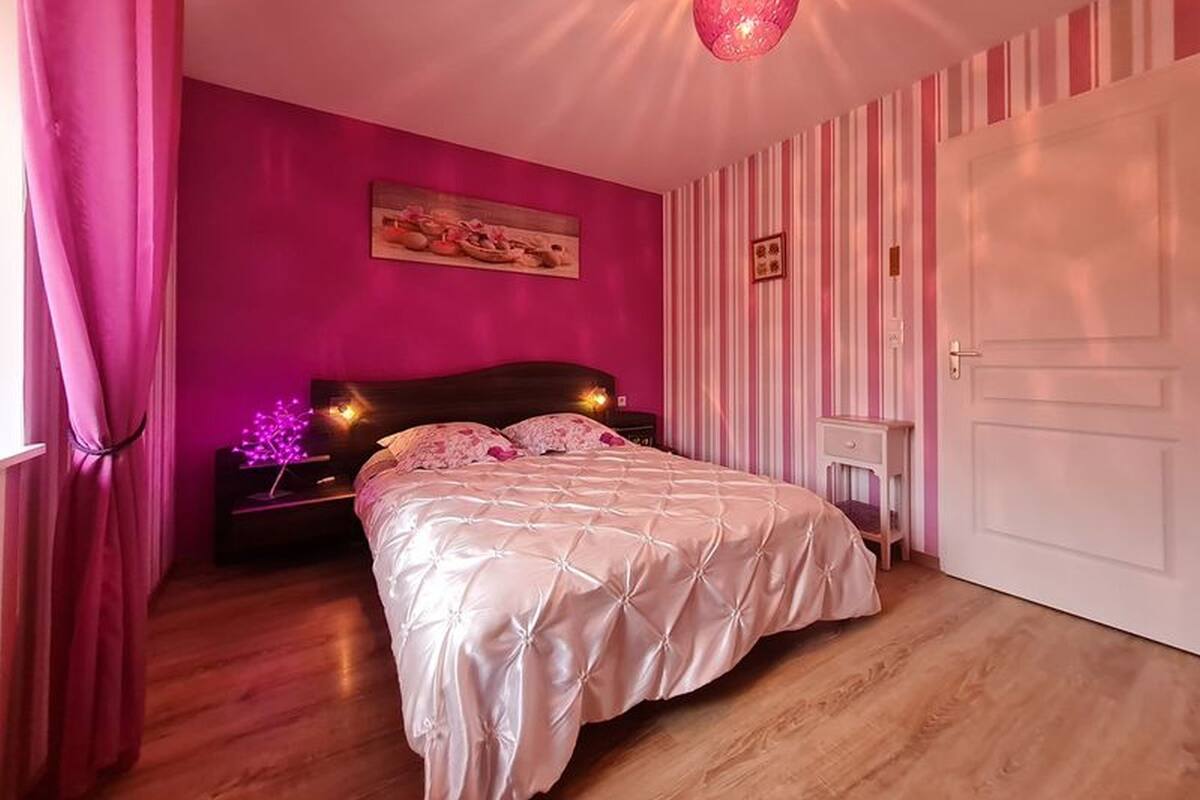 Tweepersoonskamer (Lilas) | Individueel gedecoreerd, individueel gemeubileerd, een laptopwerkplek