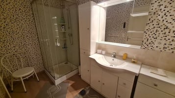 Een douche, een haardroger, handdoeken, zeep