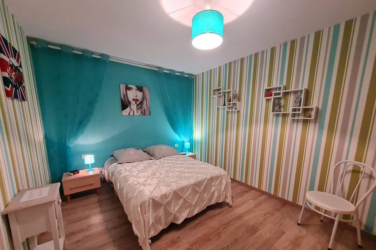 Tweepersoonskamer (Turquoise) | Individueel gedecoreerd, individueel gemeubileerd, een laptopwerkplek