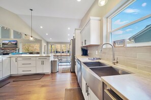 ثلاجة، ميكروويف، فرن، موقد طهي مسطح