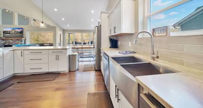 Lake Daze: nuevo frente al lago, 9br / 12ba, muelle privado, bañera de hidromasaje, capacidad para 32