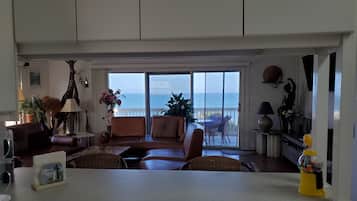 TV connectée, jeux vidéo, lecteur de DVD, livres