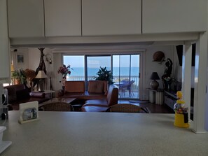 TV connectée, jeux vidéo, lecteur de DVD, livres