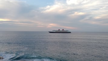 Aan het strand, ligstoelen aan het strand, strandlakens