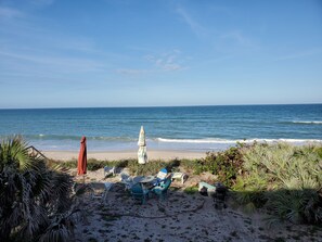 Am Strand, Liegestühle, Strandtücher