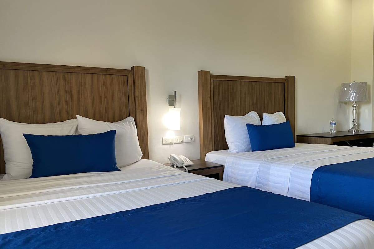 Junior kamer, 2 queensize bedden | Een kluis op de kamer, een bureau, een laptopwerkplek, gratis wifi
