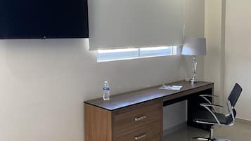 Shower, pengering rambut, handuk, dan sabun