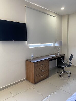 Buồng tắm vòi sen, máy sấy tóc, khăn tắm, xà phòng