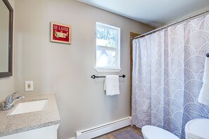 Badewanne, Haartrockner, Handtücher, Toilettenpapier