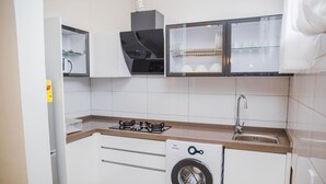 Apartment | Private kitchenette | Fridge, microwave, blender, cookware/dishes/utensils - The Ivory Apartment (Accra)