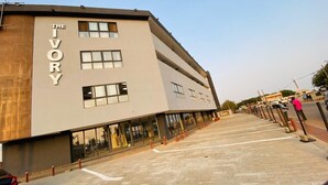 Apartment | Street view - The Ivory Apartment (Accra)