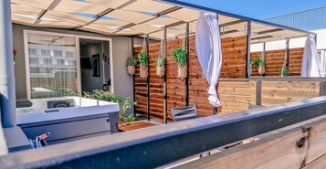 Suíte júnior, banheira de imersão (with Veranda) | Roupas de cama premium, camas Tempur-Pedic, frigobar, cofres nos quartos