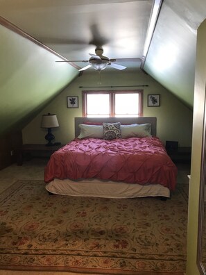 4 bedrooms, iron/ironing board, WiFi, bed sheets - Cozy Lakefront House (Edgerton)