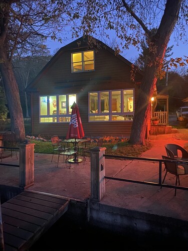 Cozy Lakefront House