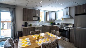 The Den Appartment with Spa | Eget kjøkken | Espressomaskin, kaffetrakter/tekoker og kjøleskap på fellesområdet
