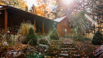 Vista frontal de la propiedad