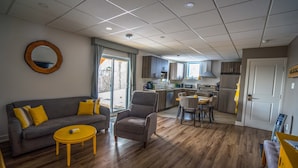 The Den Appartment with Spa | Eget kjøkken | Espressomaskin, kaffetrakter/tekoker og kjøleskap på fellesområdet