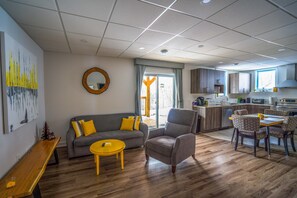 The Den Appartment with Spa | 客厅