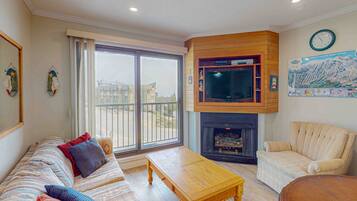 Télévision, cheminée, baby-foot