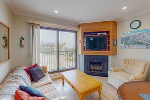 TV, fireplace, foosball - Newly renovated slope-side condo on Perfection ski run w/ shared pool & hot tub (Big White Mountain)