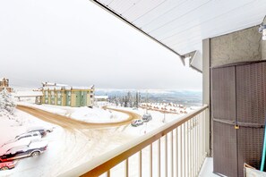 Property grounds - Newly renovated slope-side condo on Perfection ski run w/ shared pool & hot tub (Big White Mountain)