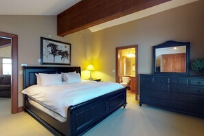 3 bedrooms, WiFi, bed sheets - Family Lodge with a Private Hot Tub & Mountain Views, Ski-In/Ski-Out Location (Big White Mountain)