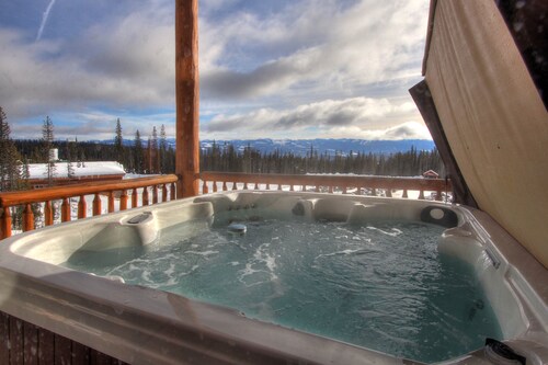Family Lodge with a Private Hot Tub & Mountain Views, Ski-In/Ski-Out Location