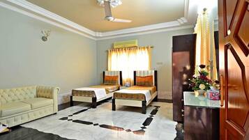 Kahden hengen deluxe-huone (kaksi sänkyä), 1 makuuhuone | Äänieristys, ilmainen Wi-Fi, pääsy pyörätuolilla