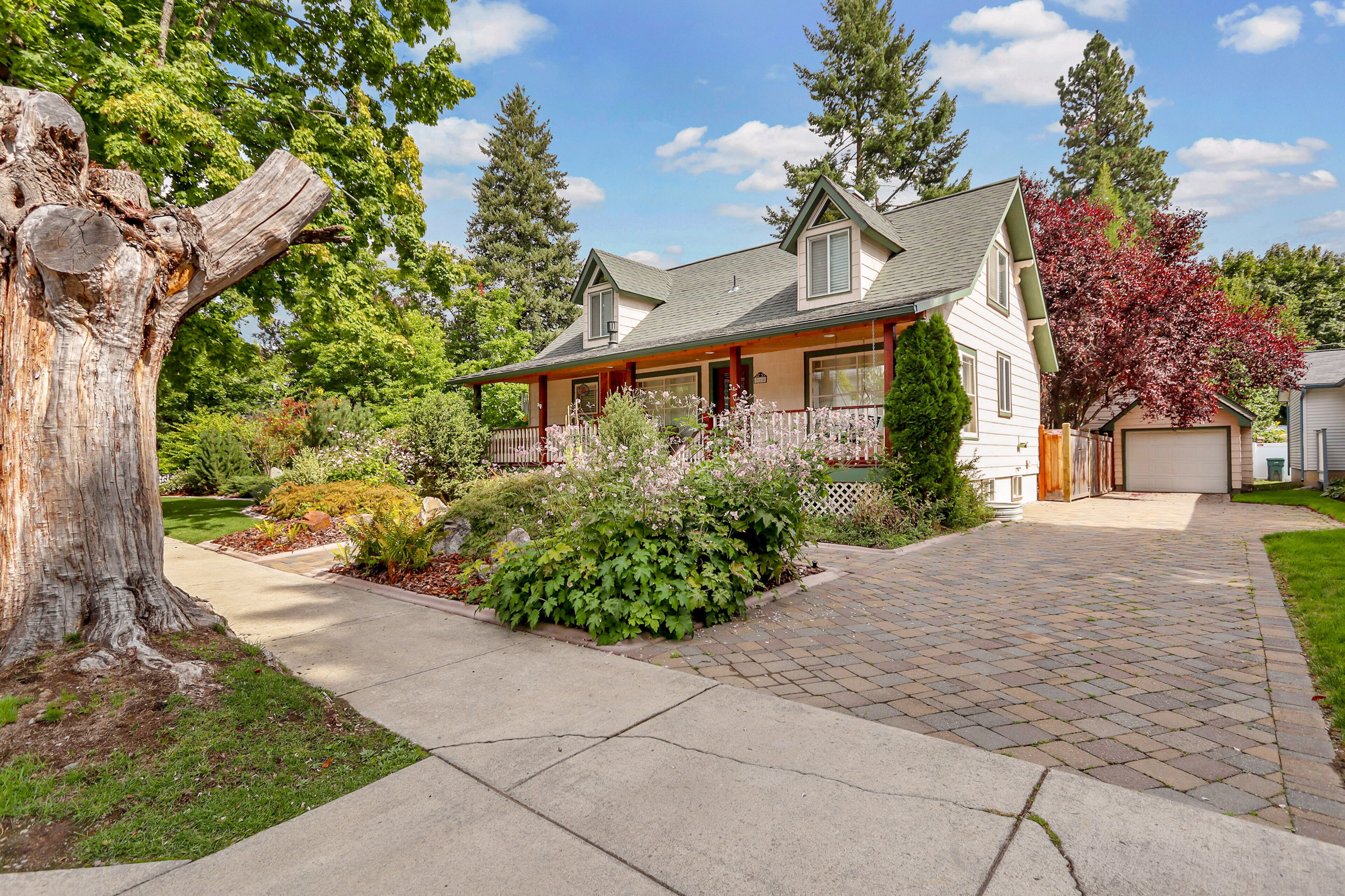 Side-by-side homes that can be rented together to accommodate 16 guests