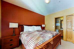 3 bedrooms, WiFi, bed sheets - Beautiful ski-in/ski-out townhome with hot tub & balcony - walk to the Village (Big White Mountain)