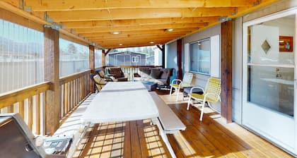 Dog-friendly cottage w/ full kitchen, deck, & firepit - near playground & beach