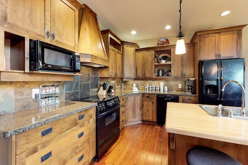 Spacious luxury home w/private hot tub, ski-in/ski-out access, dog friendly