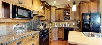Spacious luxury home w/private hot tub, ski-in/ski-out access, dog friendly