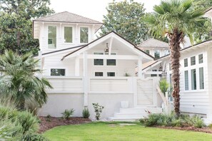 Exterior - Elegant Cottage on the Bluff Downtown Fairhope (C) (Fairhope)