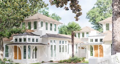 Elegant Cottage on the Bluff Downtown Fairhope (C)