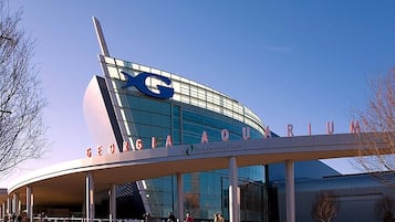 Un edificio moderno con una grande facciata vetrata e un logo 'X' ben visibile.