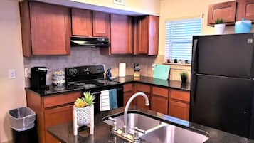 Coffee/tea maker, fridge, microwave, oven