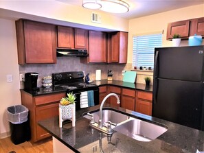 Coffee/tea maker, fridge, microwave, oven - Walk to Aquarium & Stadiums · Free Parking (Atlanta)