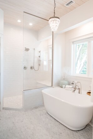 Bathtub, hair dryer, bidet, towels - Elegant Cottage on the Bluff Downtown Fairhope (B) (Fairhope)
