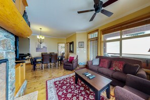 Una televisión, una chimenea, un reproductor de DVD