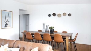 Dining - Ocean Blue - Experience pure luxury in this incredibly stunning home (Mollymook)