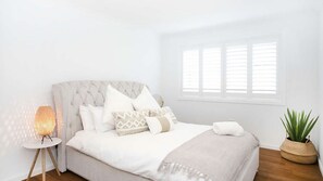 6 bedrooms, iron/ironing board, free WiFi, bed sheets - Ocean Blue - Experience pure luxury in this incredibly stunning home (Mollymook)